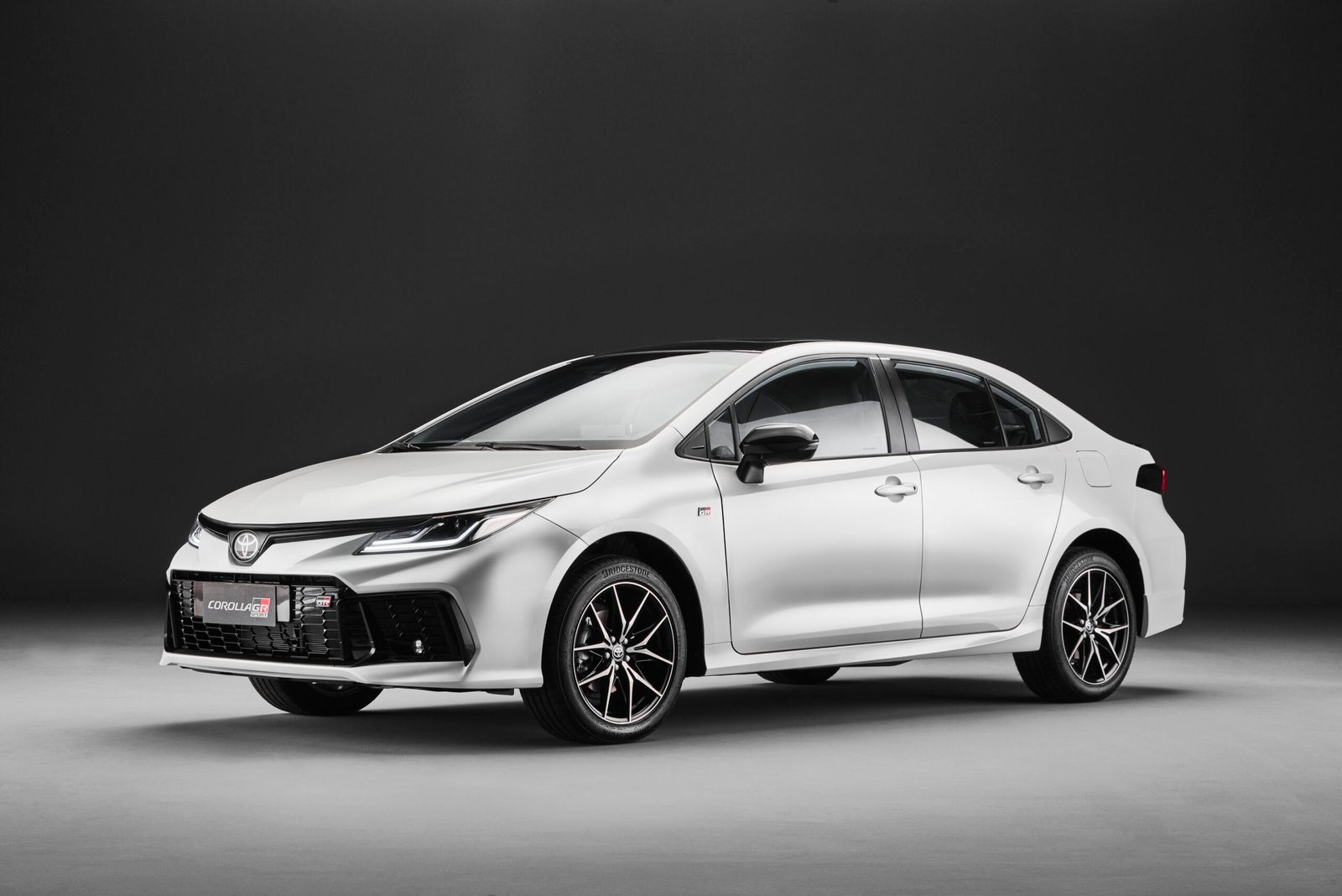 Corolla 2025 estreia renovado no GR-Sport